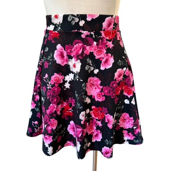 New Torrid 4 (4x 26) Sexy Flirty Pink‎ & Black Floral Mini Scuba Skater Skirt - Picture 2 of 3